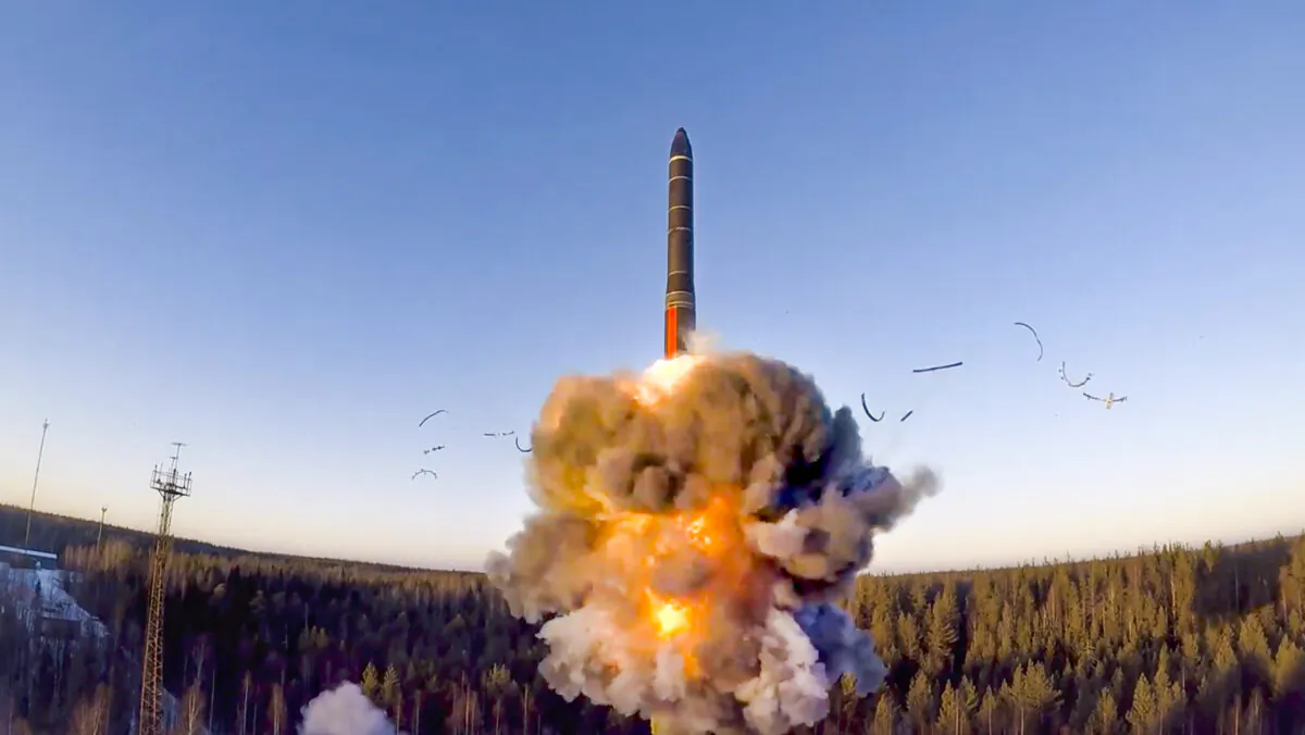 Một quả rocket được phóng từ hệ thống hỏa tiễn trong cuộc thử nghiệm hỏa tiễn đạn đạo liên lục địa trên mặt đất được phóng từ cơ sở Plesetsk ở tây bắc nước Nga vào ngày 09/12/2020. (Ảnh: Dịch vụ Báo chí Bộ Quốc phòng Nga qua AP)