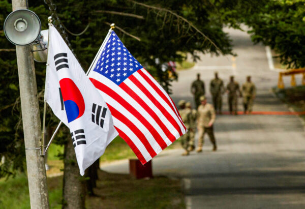 Các lá quốc kỳ của Nam Hàn và Mỹ tung bay cạnh nhau tại Yongin, Nam Hàn, vào ngày 23/08/2016. (Ảnh: Đăng dưới sự cho phép của Ken Scar/Lục quân Hoa Kỳ/Tư liệu báo chí qua Reuters)