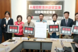 Nhà lập pháp Hứa Trí Kiệt (Hsu Chih-chieh) (thứ năm bên trái) dẫn đầu các nhà lập pháp Đài Loan đã tổ chức một cuộc họp báo tại Viện Lập pháp Đài Bắc để vận động ủng hộ đề xướng luật hình sự chống thu hoạch nội tạng cưỡng bức vào ngày 09/12/2022. Các nhà lập pháp Trương Liêu Vạn Kiến (Chang Liao Wan-chien) (thứ nhất bên phải), ông Quách Quốc Văn (Kuo Kuo-wen) (thứ hai bên phải), bà Trần Tố Nguyệt (Chen Su-yueh) (thứ ba bên phải), bà Lại Tuệ Viên (Lai Hui-yuan) (thứ 3 bên trái) và bà Trần Tiêu Hoa (Chen Jiau-hua) (thứ tư bên trái) đã tham dự, cùng với luật sư nhân quyền Châu Uyển Kỳ (Theresa Chu) (thứ hai bên trái) và ông Hoàng Kiến Phong (Huang Chien-feng) (thứ nhất bên trái) đến từ Hiệp hội Chăm sóc Cấy ghép Nội tạng Quốc tế Đài Loan. (Ảnh: Đài truyền hình NTD)