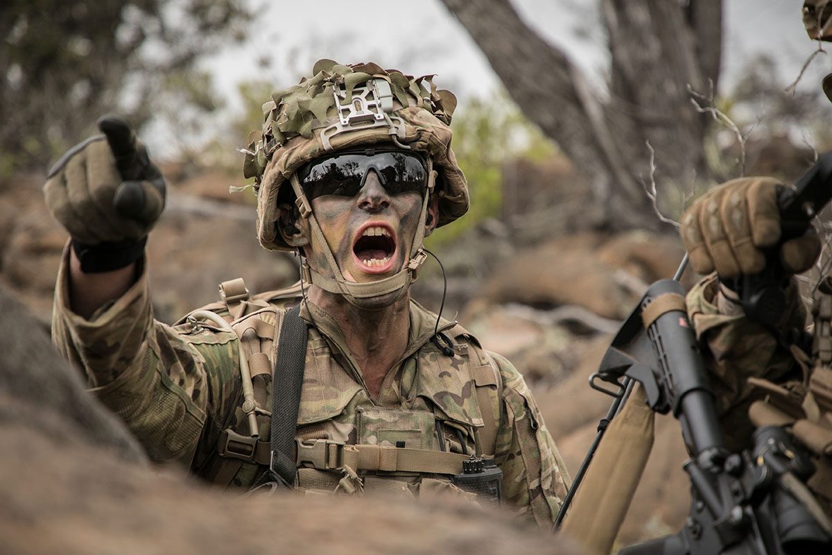 Một binh sĩ thuộc Sư đoàn Bộ binh 25 ra hiệu cho trung đội của mình trong Cuộc tập trận bắn đạn thật kết hợp vũ khí tại Khu vực huấn luyện Pohakuloa ở Hawaii vào ngày 15/5/2018. (Ảnh: Lục quân Hoa Kỳ do Trung úy Ryan DeBooy chụp)
