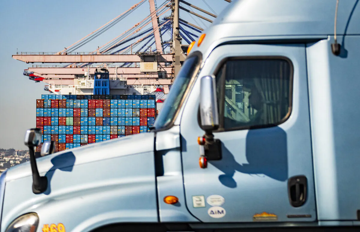 Một chiếc xe tải kéo móc đến cảng Long Beach vào ngày 14/10/2021. (Ảnh: John Fredricks/The Epoch Times)