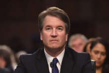 Ứng cử viên Tối cao Pháp viện Hoa Kỳ Brett Kavanaugh lắng nghe trong ngày đầu tiên của phiên điều trần xác nhận trước Thượng viện Hoa Kỳ tại Capitol Hill ở Hoa Thịnh Đốn vào ngày 04/09/2018. (Ảnh: Saul Loeb/AFP/Getty Images)