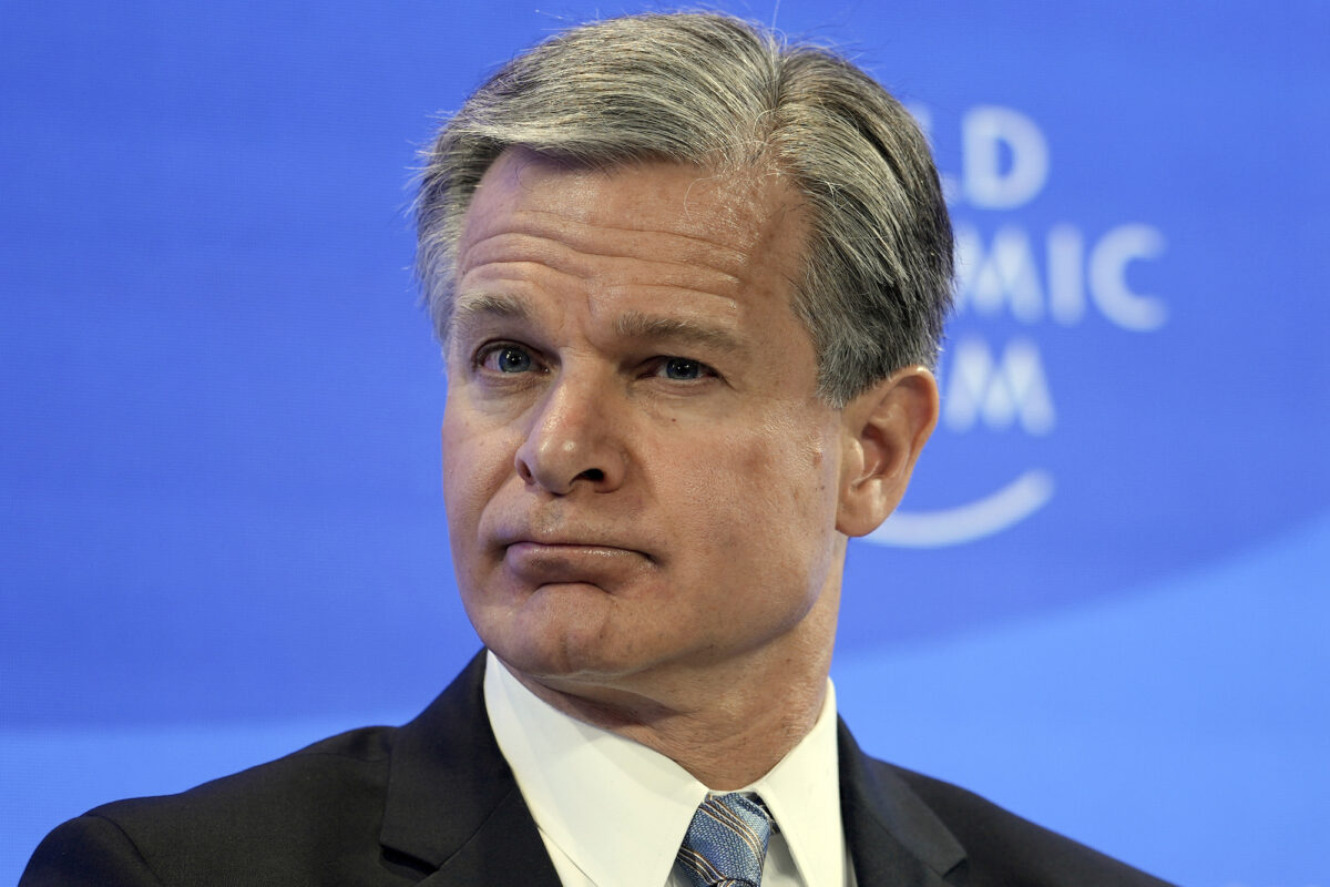 Giám đốc FBI Christopher Wray lắng nghe tại Diễn đàn Kinh tế Thế giới ở Davos, Thụy Sĩ, vào ngày 19/01/2023. (Ảnh: AP Photo/Markus Schreiber)