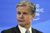 Giám đốc FBI Christopher Wray lắng nghe tại Diễn đàn Kinh tế Thế giới (WEF) ở Davos, Thụy Sĩ, hôm 19/01/2023. (Ảnh: Markus Schreiber/Ảnh AP)