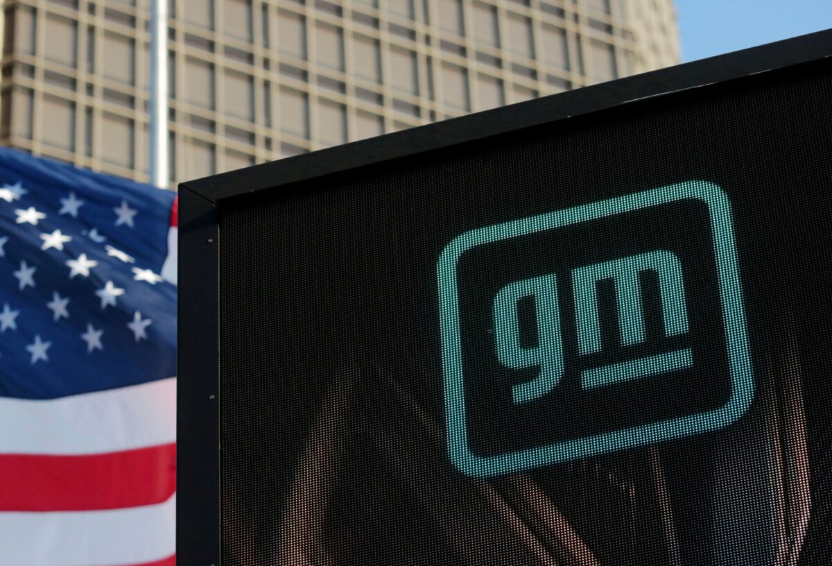 Logo mới của General Motors (GM) trên mặt tiền của trụ sở GM ở Detroit vào ngày 16/03/2021. (Ảnh: Rebecca Cook/Reuters)