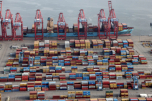 Các container vận chuyển được dỡ xuống từ một con tàu tại khu phức hợp Cảng Los Angeles, ở Los Angeles, California, vào ngày 07/04/2021. (Ảnh: Lucy Nicholson/Reuters)