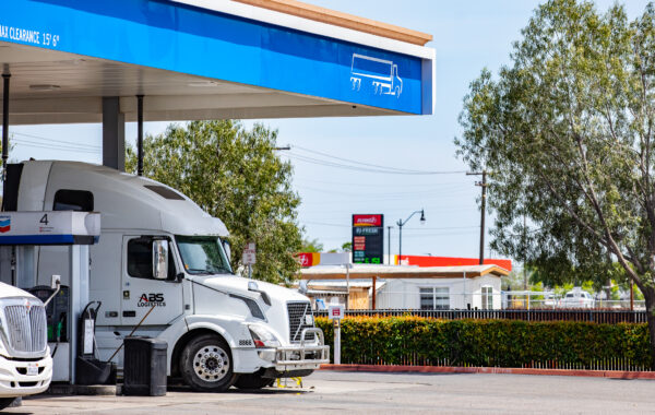 Một chiếc xe tải bán tải đổ đầy nhiên liệu diesel ở bên ngoài Bakersfield, California, vào ngày 18/04/2022. (Ảnh: John Fredricks/The Epoch Times)