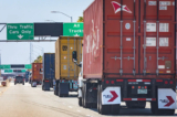 Những chiếc xe tải trên đường đến Cảng Long Beach, California, vào ngày 13/07/2022. (Ảnh: John Fredricks/The Epoch Times)