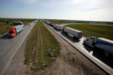 Xe tải xếp thành một hàng dài chờ thông quan qua biên giới để nhập cảnh vào Hoa Kỳ tại Cầu Thương mại Thế giới ở Nuevo Laredo, Mexico, hôm 02/04/2019. (Ảnh: Daniel Becerril/Reuters)