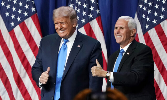 Tổng thống đương thời Donald Trump (trái) và Phó Tổng thống Mike Pence tại Hội nghị Quốc gia Đảng Cộng Hòa ở Charlotte, North Carolina, vào ngày 24/08/2020. (Ảnh: Chris Carlson-Pool/Getty Images)