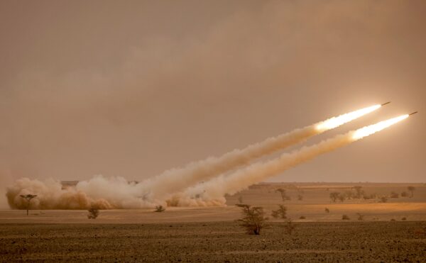 Các bệ phóng của Hệ thống Hỏa tiễn Pháo binh Cơ động Cao M142 (HIMARS) của Hoa Kỳ khai hỏa trong một bức ảnh tư liệu. (Ảnh: Fadel Senna/AFP qua Getty Images)