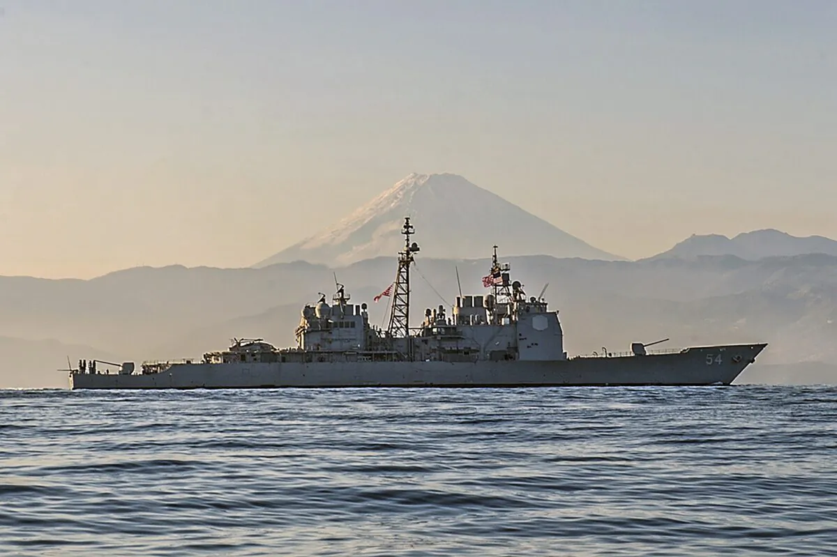 Tuần dương hạm mang hỏa tiễn dẫn đường lớp Ticonderoga USS Antietam đang tuần tra ngoài khơi bờ biển Nhật Bản gần Núi Phú Sĩ vào ngày 22/11/2014. (Chuyên gia Truyền thông Đại chúng Seaman David Flewellyn/Hải quân Hoa Kỳ qua AP)