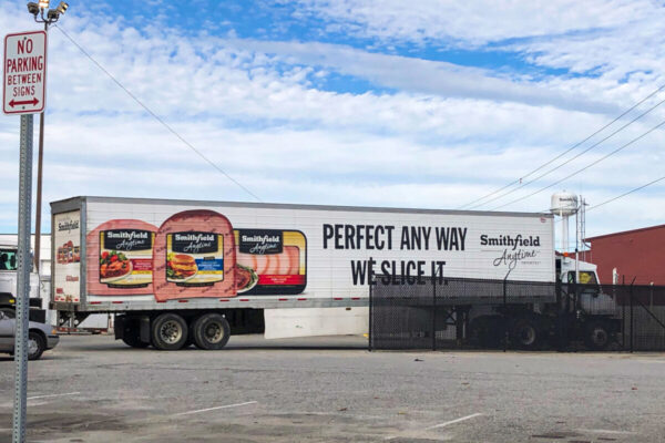 Một chiếc xe tải đến nhà máy thịt heo của Smithfield Foods ở Smithfield, Virginia, vào ngày 17/10/2019. (Ảnh: Tom Polansek/Reuters)