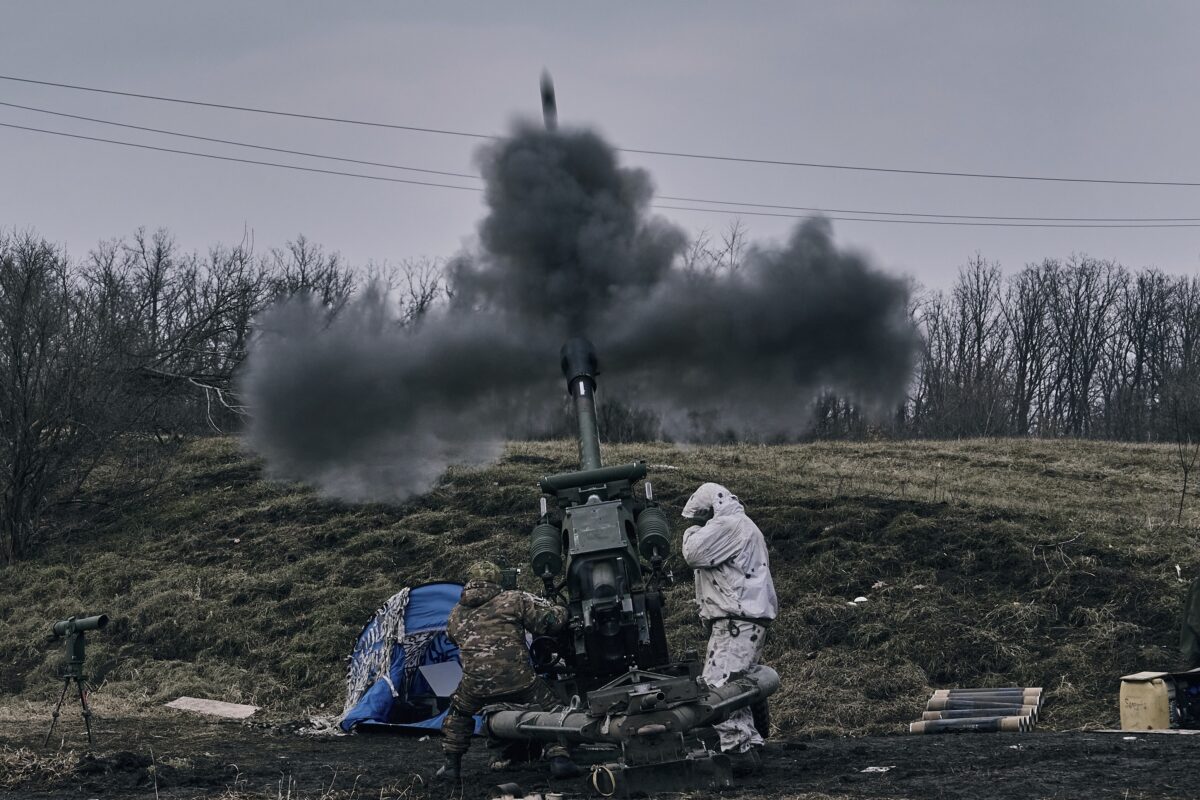 Binh sĩ Ukraine bắn một khẩu lựu pháo tự hành về phía các vị trí của Nga gần Bakhmut, nơi diễn ra những trận chiến ác liệt nhất, ở vùng Donetsk của Ukraine, hôm 07/03/2023. (Ảnh: Libkos/AP Photo)