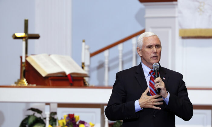 Phó Tổng thống đương thời Mike Pence diễn thuyết tại Urbandale, Iowa, vào ngày 08/05/2020. (Ảnh: Charlie Neibergall/AP Photo)