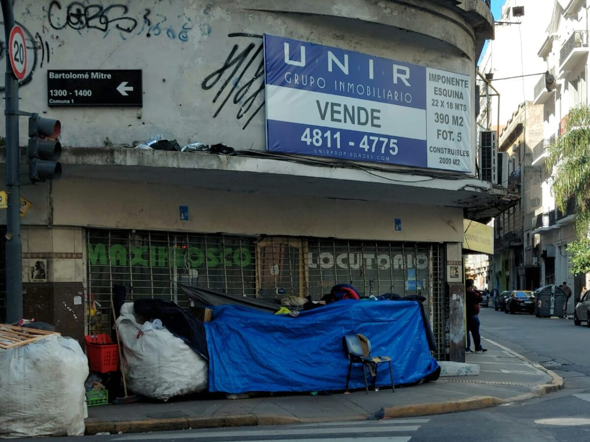Tỷ lệ nghèo đói ở Argentina đã lên tới 40% và các trại dành cho người vô gia cư là cảnh tượng thường thấy ở Buenos Aires hôm 05/08/2022. (Ảnh: Autumn Spredemann/The Epoch Times)