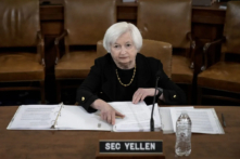 Bộ trưởng Ngân khố Janet Yellen ngồi vào ghế khi đến dự phiên điều trần của Ủy ban Tài chính và Thuế vụ Hạ viện tại Điện Capitol ở Hoa Thịnh Đốn hôm 10/03/2023. (Drew Angerer/Getty Images)