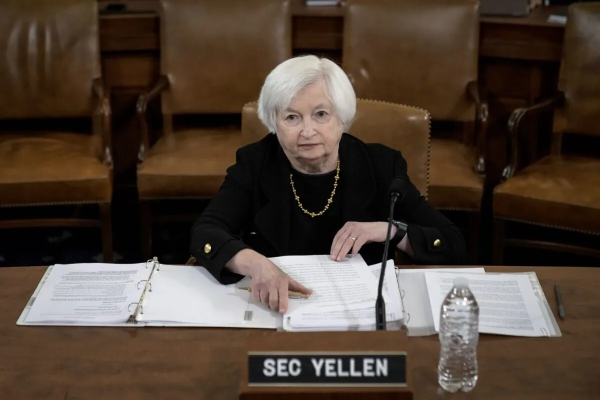 Bộ trưởng Ngân khố Janet Yellen ngồi vào ghế khi đến dự phiên điều trần của Ủy ban Tài chính và Thuế vụ Hạ viện tại Điện Capitol ở Hoa Thịnh Đốn hôm 10/03/2023. (Drew Angerer/Getty Images)