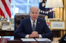 Tổng thống Joe Biden nói chuyện tại Oval Office ở Tòa Bạch Ốc vào ngày 13/12/2021. (Ảnh: Evelyn Hockstein/Reuters)