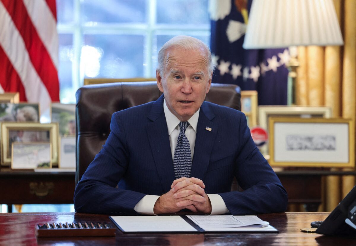 Tổng thống Joe Biden nói chuyện tại Oval Office ở Tòa Bạch Ốc vào ngày 13/12/2021. (Ảnh: Evelyn Hockstein/Reuters)