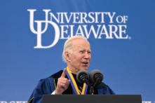 Tổng thống Joe Biden đọc bài diễn văn tốt nghiệp cho trường cũ của ông, Đại học Delaware, tại Sân vận động Delaware, ở Newark, Delaware, vào ngày 28/05/2022. (Ảnh: Mandel Ngan/AFP qua Getty Images)
