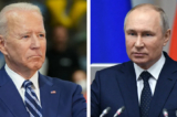 (Bên trái) Tổng thống Joe Biden chờ đến lượt diễn thuyết khi ông đến thăm Trung tâm Leo núi Sportrock ở Alexandria, Virginia, vào ngày 28/05/2021. (Ảnh: Mandel Ngan/AFP qua Getty Images); (Bên phải) Tổng thống Nga Vladimir Putin có bài diễn văn trong một cuộc họp với các nghị sĩ trong Hội đồng Lập pháp của Quốc hội Liên bang, tại Cung điện Tauride, ở Saint Petersburg, Nga, vào ngày 27/04/2021. (Ảnh: Alexei Danichev/Sputnik/AFP qua Getty Images)