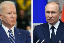 (Bên trái) Tổng thống Joe Biden chờ đến lượt diễn thuyết khi ông đến thăm Trung tâm Leo núi Sportrock ở Alexandria, Virginia, vào ngày 28/05/2021. (Ảnh: Mandel Ngan/AFP qua Getty Images); (Bên phải) Tổng thống Nga Vladimir Putin có bài diễn văn trong một cuộc họp với các nghị sĩ trong Hội đồng Lập pháp của Quốc hội Liên bang, tại Cung điện Tauride, ở Saint Petersburg, Nga, vào ngày 27/04/2021. (Ảnh: Alexei Danichev/Sputnik/AFP qua Getty Images)