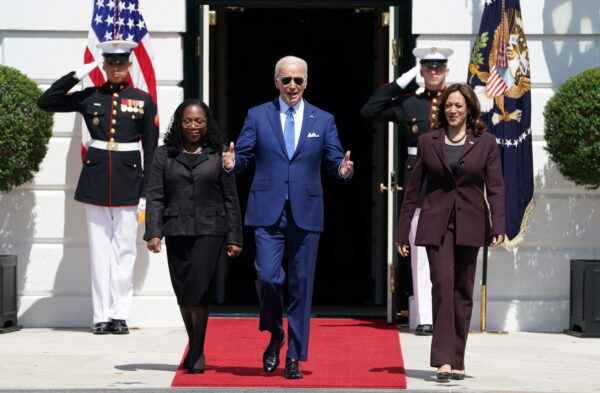 Tổng thống Hoa Kỳ Joe Biden bước ra khỏi tòa nhà South Portico cùng với Thẩm phán Ketanji Brown Jackson và Phó Tổng thống Kamala Harris khi họ đến dự lễ chúc mừng Thẩm phán Jackson được xác nhận để phục vụ trong Tối cao Pháp viện Hoa Kỳ tại Tòa Bạch Ốc ở Hoa Thịnh Đốn vào ngày 08/04/2022. (Ảnh: Kevin Lamarque/Reuters)