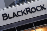 Logo BlackRock bên ngoài trụ sở chính ở Quận Manhattan của Thành phố New York vào ngày 25/05/2021. (Ảnh: Carlo Allegri/Reuters)