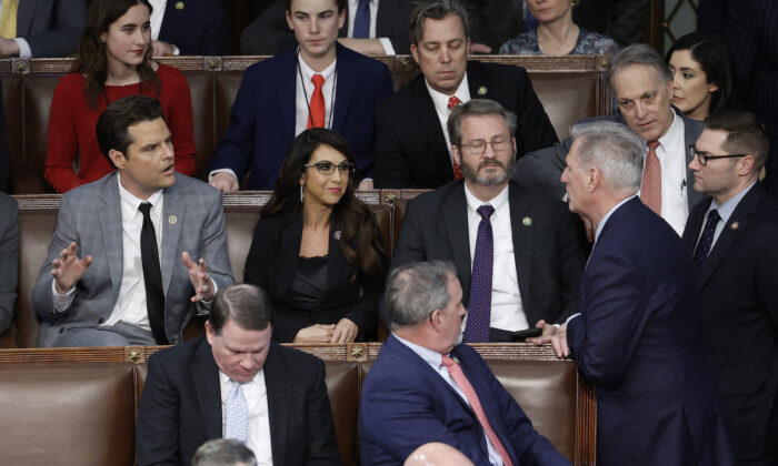 Dân biểu Matt Gaetz (Cộng Hòa-Florida) (trái) nói chuyện với ông Kevin McCarthy (Cộng Hòa-California) trong cuộc bầu cử Chủ tịch Hạ viện tại Điện Capitol Hoa Kỳ ở Hoa Thịnh Đốn hôm 06/01/2023. (Ảnh: Anna Moneymaker/Getty Images)