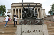 Mọi người đi ngang qua bức tượng Alma Mater trong khuôn viên trường Đại học Columbia ở New York, vào ngày 01/07/2013. (Ảnh: Mario Tama/Getty Images)
