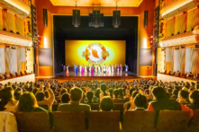 Đoàn Nghệ thuật Biểu diễn Shen Yun Thế Giới chào khán giả trước khi hạ màn tại Nhà hát Quốc gia Nam Hàn ở Seoul, Nam Hàn, hôm 19/02/2023. (Ảnh: Kim Guk-hwan/The Epoch Times)