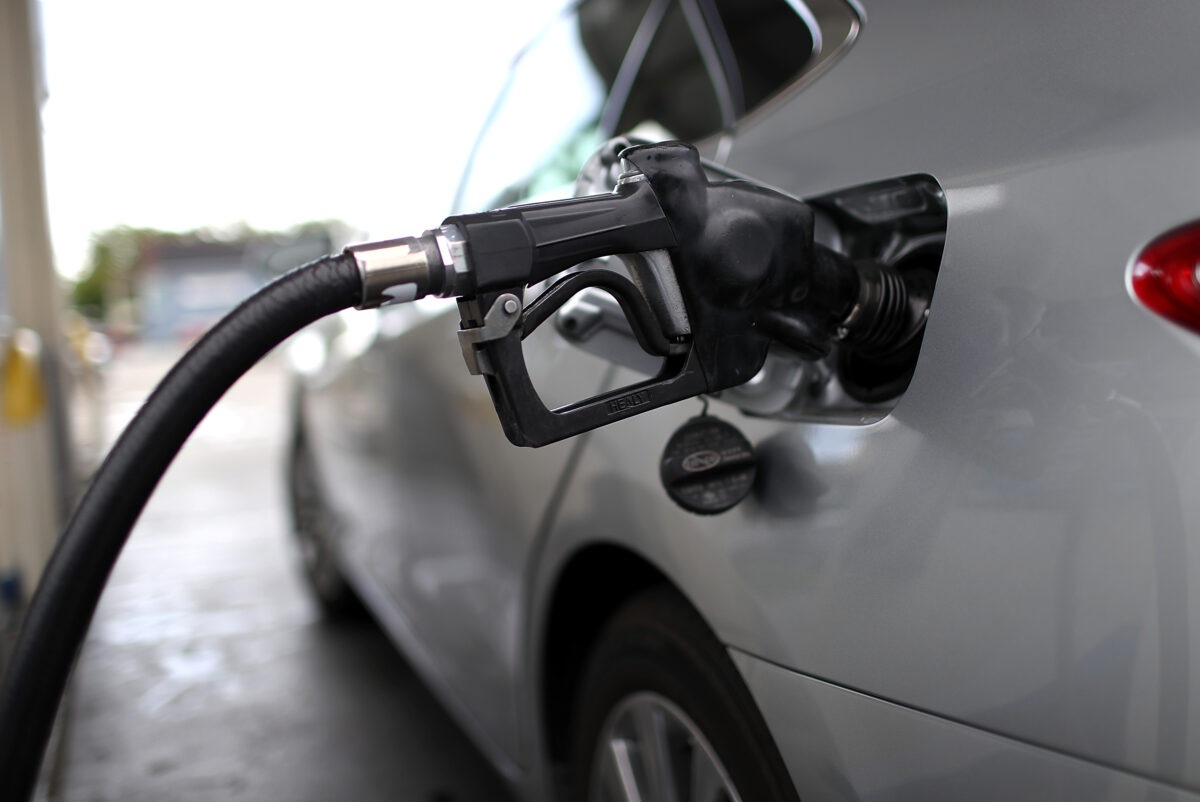 Một máy bơm xăng đổ đầy nhiên liệu cho một chiếc xe tại một trạm xăng ở San Rafael, California, hôm 10/05/2017. (Ảnh: Justin Sullivan/Getty Images)