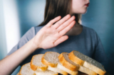 Lúa mì chiếm vị trí trung tâm trong cách ăn uống của người Tây phương, khiến bệnh celiac trở nên phổ biến hơn. (Ảnh: bubutu/Shutterstock)