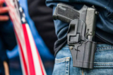 Một khẩu súng ngắn nằm trong một bao súng trong một bức ảnh tài liệu. (Ảnh: David Ryder/Getty Images)