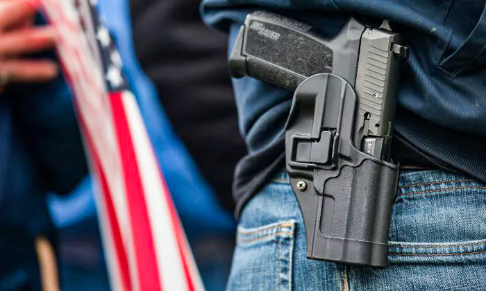 Một khẩu súng ngắn nằm trong một bao súng trong một bức ảnh tài liệu. (Ảnh: David Ryder/Getty Images)