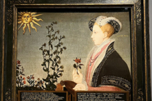 Chân dung Vua Edward VI cầm bông hồng đỏ tượng trưng cho triều đại Tudor. (Ảnh: Wei J C)