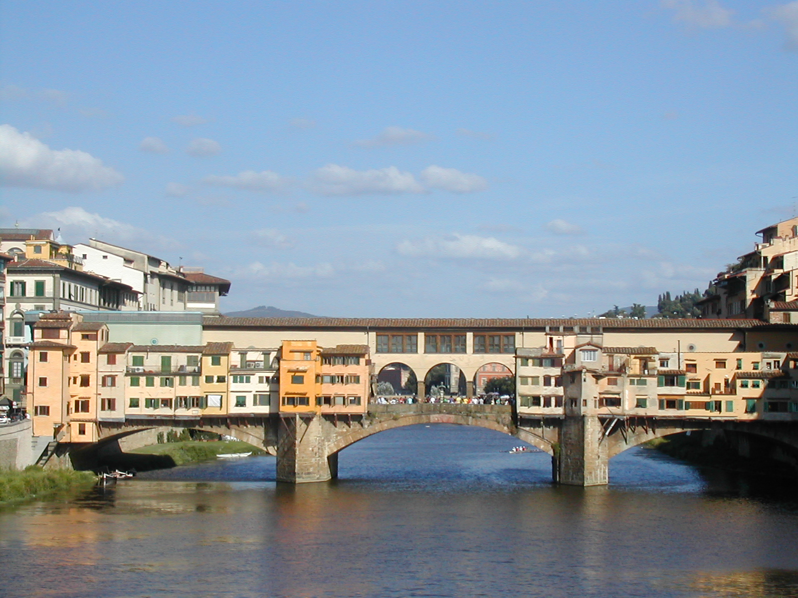 Cây Cầu cũ (Ponte Vecchio) nổi tiếng. (Ảnh: Lâm Lệ Quyên/ Epoch Times cung cấp)