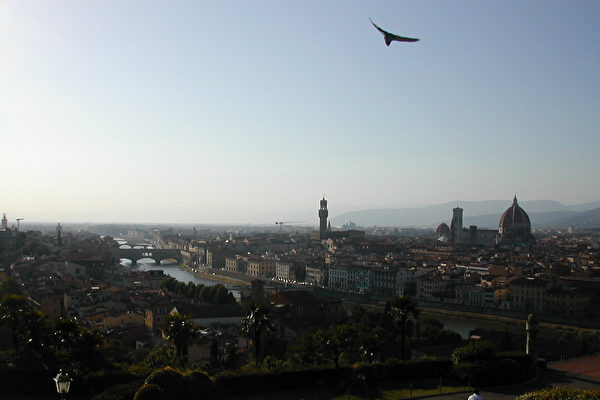 Dòng sông Arno chảy qua thành phố Florence. (Ảnh: Lâm Lệ Quyên/Epoch Times)