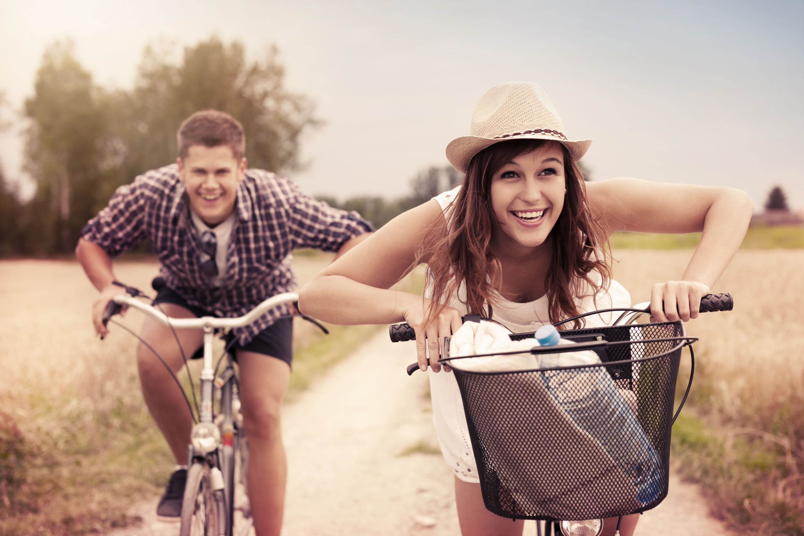 Đi dạo giữa thiên nhiên, đạp xe, giải tỏa stress sẽ khiến tâm bạn nhẹ nhàng hơn. (Ảnh: Shutterstock)