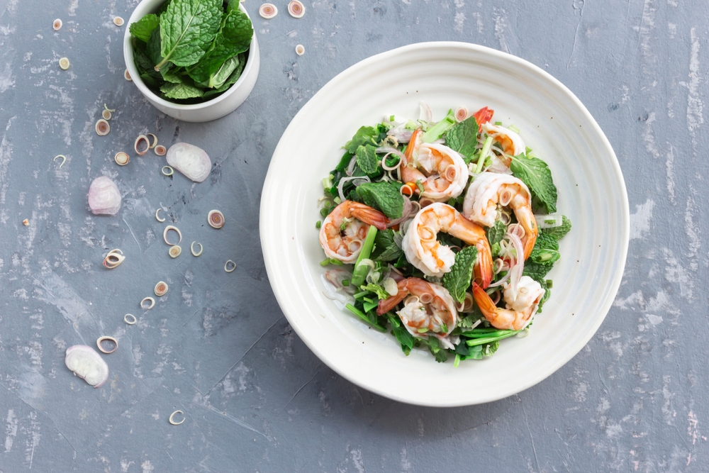 Salad tôm, bạc hà và sả. (Ảnh: Shutterstock)