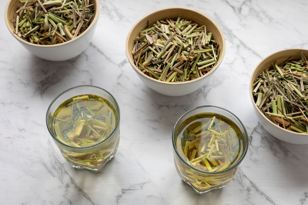 Phần ngọn sả có mùi thơm nhẹ hơn, thích hợp để pha trà sau khi phơi khô. (Ảnh: Shutterstock)