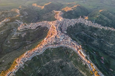 Thị trấn nhỏ ở Ý trông như người khổng lồ khi nhìn từ trên không