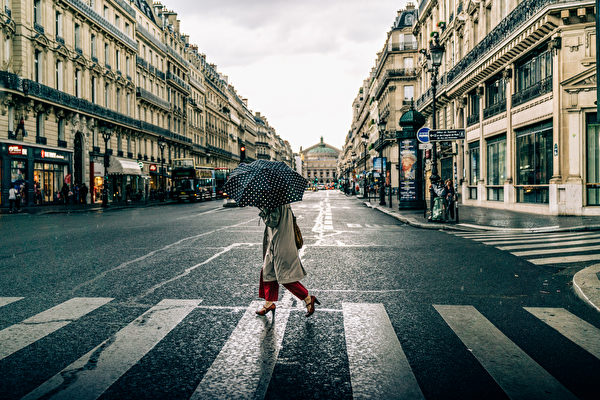 Người đàn ông gốc Á trở nên nổi tiếng nhờ những bức ảnh chụp Paris bằng điện thoại di động