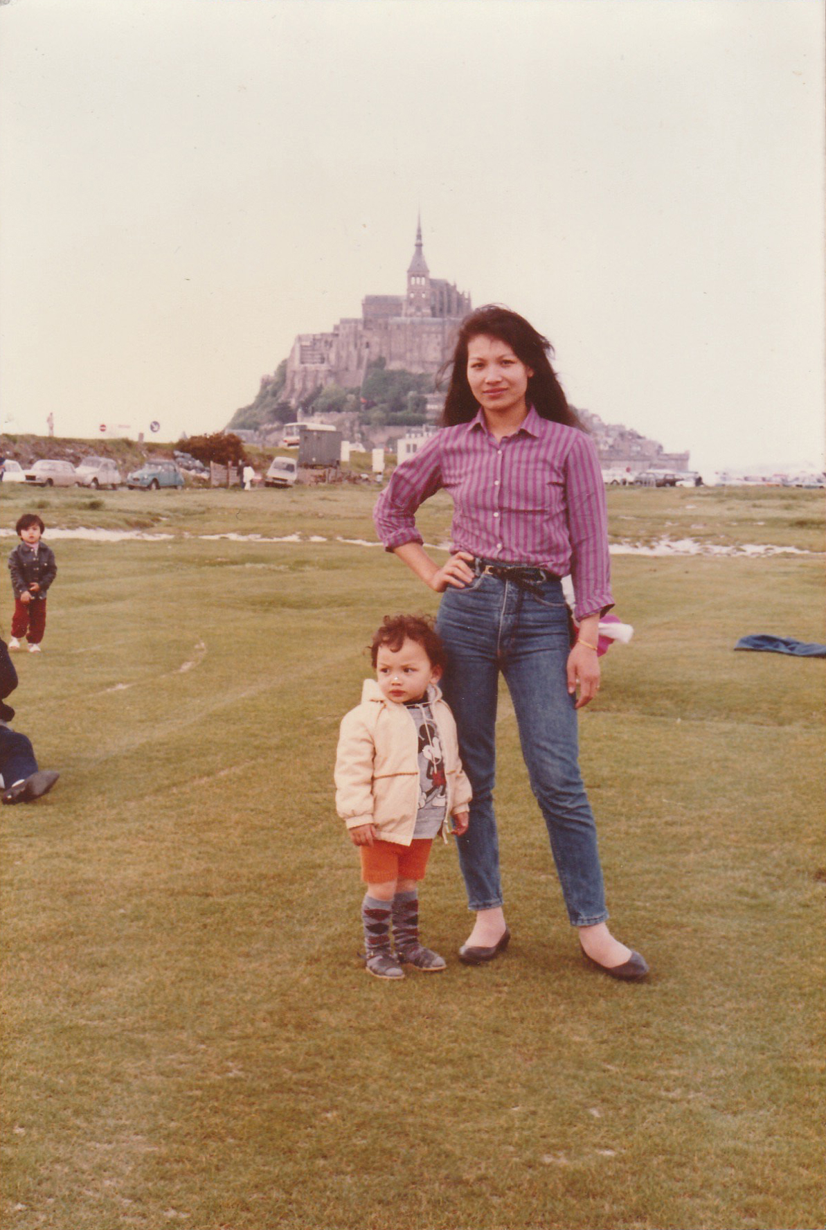 Anh VuTheara Kham lúc nhỏ cùng mẹ trên bãi biển Mont Saint-Michel ở Normandie. (Ảnh: VuTheara Kham)