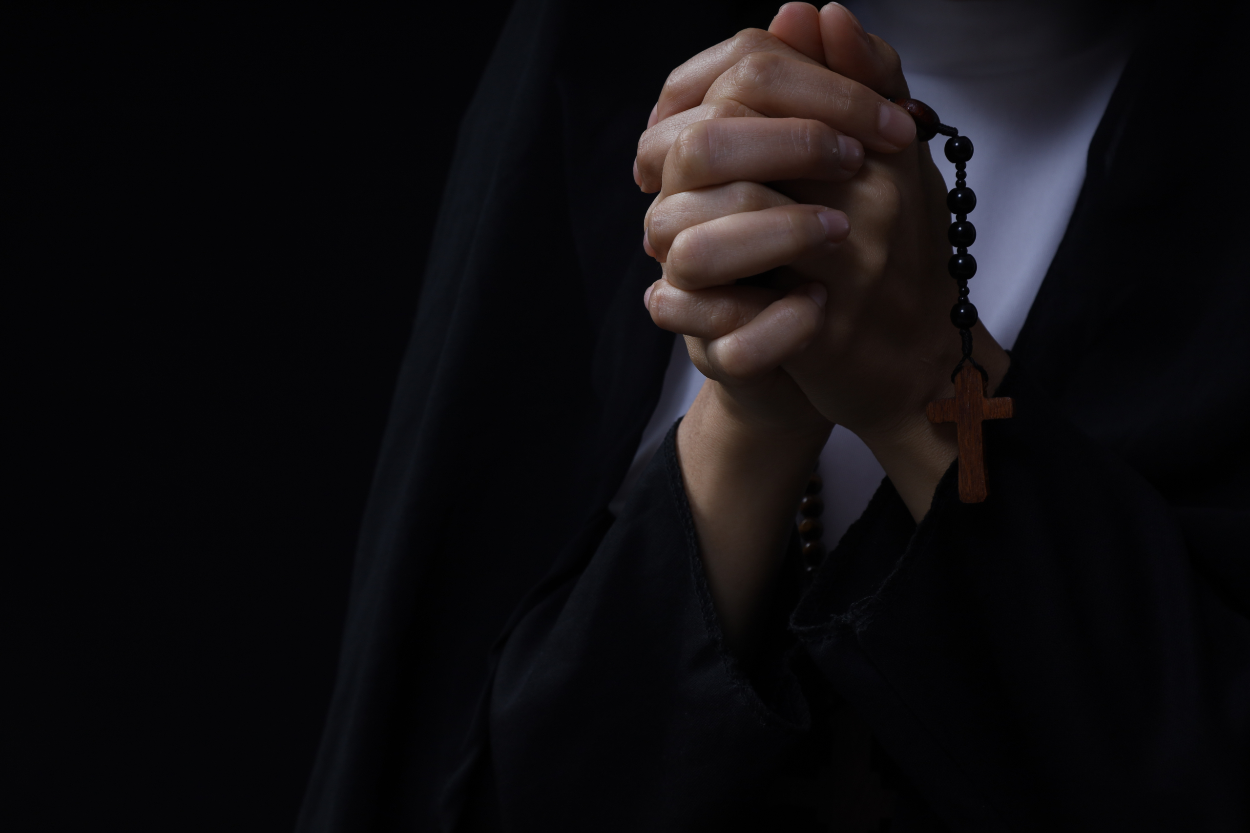 Một nữ tu đang cầu nguyện. (Ảnh: Shutterstock)