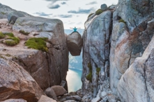 “Tảng đá kỳ diệu” ở Na Uy đang là điểm du lịch nổi tiếng, thu hút rất nhiều du khách đến chụp ảnh. (Ảnh: Shutterstock)