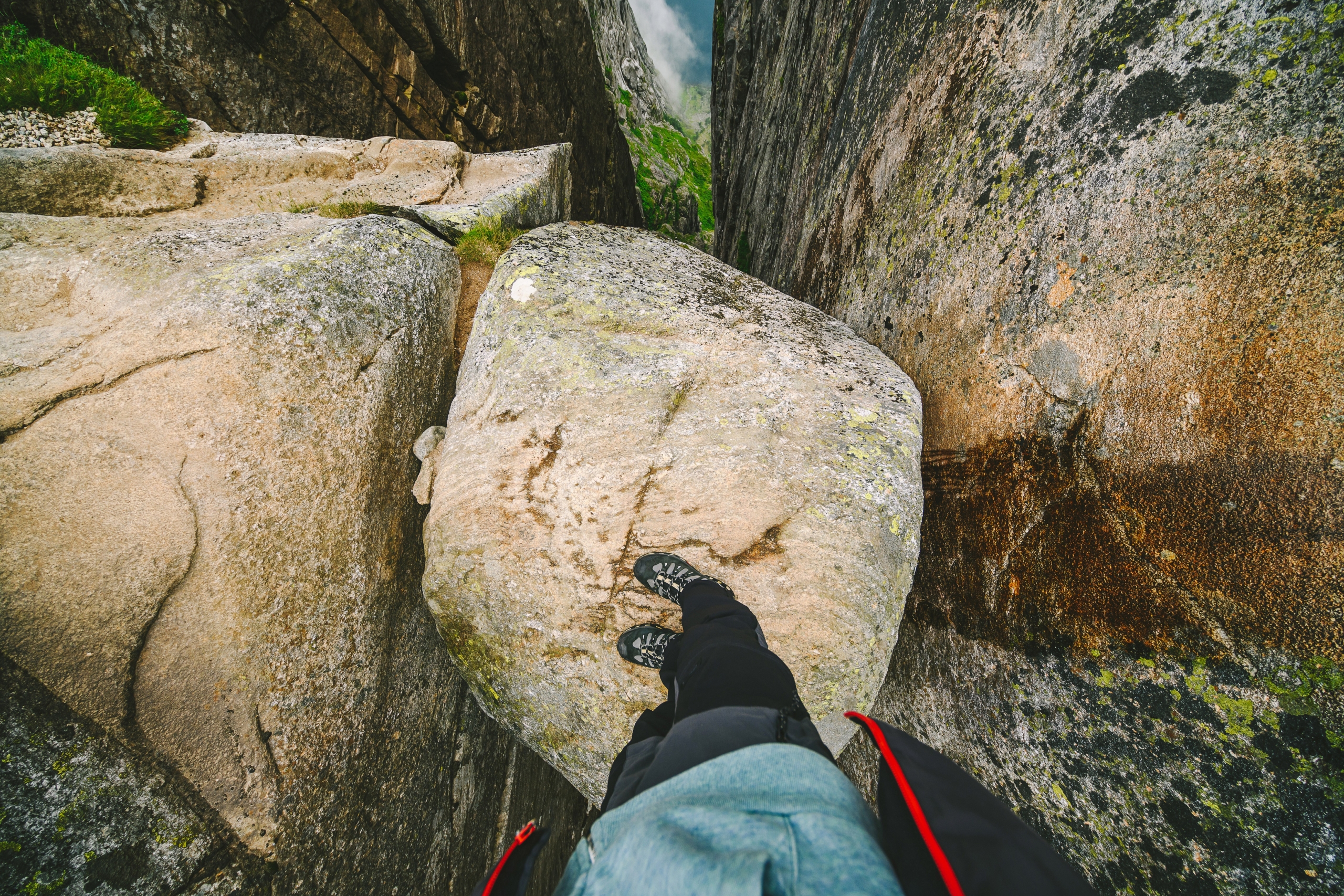 Ảnh chụp cảnh nhìn xuống từ “Tảng đá kỳ diệu.” (Ảnh: Shutterstock)