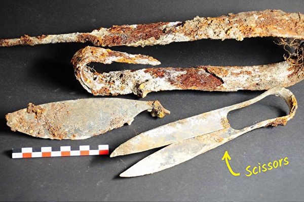 Gần đây, các nhân viên xử lý chất nổ ở Đức đã tình cờ phát hiện ra một ngôi mộ của người Celt tại một công trường xây dựng ở quận Sendling của thành phố Munich, bên trong mộ có một chiếc kéo tay trái chuyên dụng rất cổ và tinh xảo. (Ảnh: Văn phòng Bảo tồn Di tích Bang Bavaria)