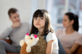 Nếu con trẻ không được cha mẹ quan tâm khi còn nhỏ, sau khi lớn lên sẽ dễ trở nên vô cảm, không biết cách thể hiện cảm xúc của mình. (Ảnh: Shutterstock)